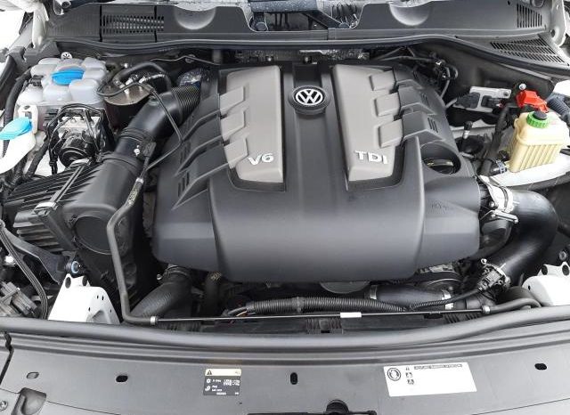 Volkswagen Touareg White 2014 (MW64AKU) full