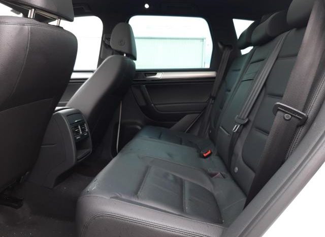 Volkswagen Touareg White 2014 (MW64AKU) full