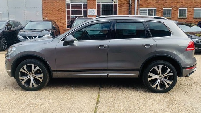2015 Volkswagen Touareg TDI V6 BlueMotion Tech R-Line Tiptronic 4WD (s/s) with Panoramic Sunroof full