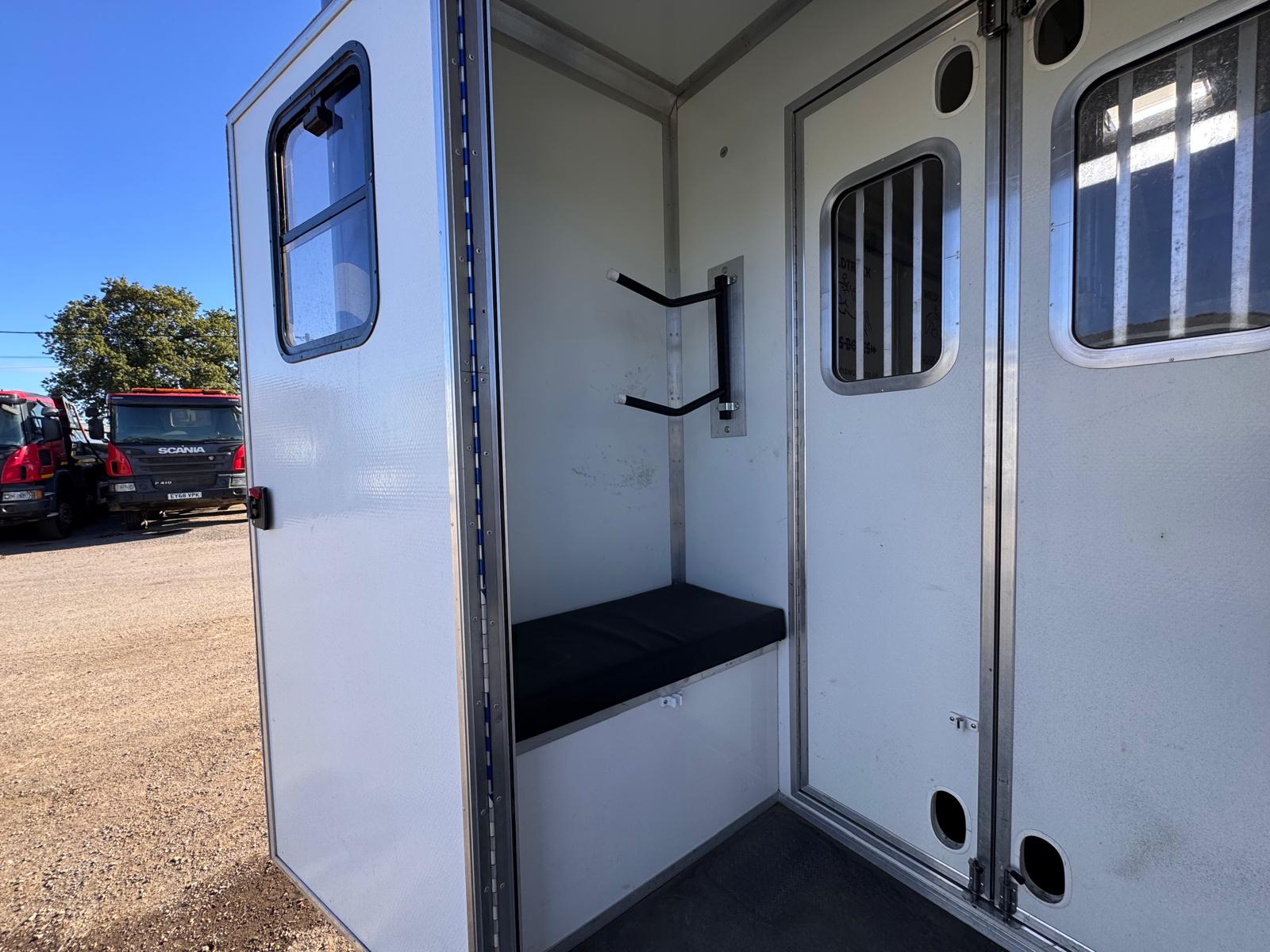 2018 PEUGEOT BOXER 2 HORSE HORSEBOX - Image 11