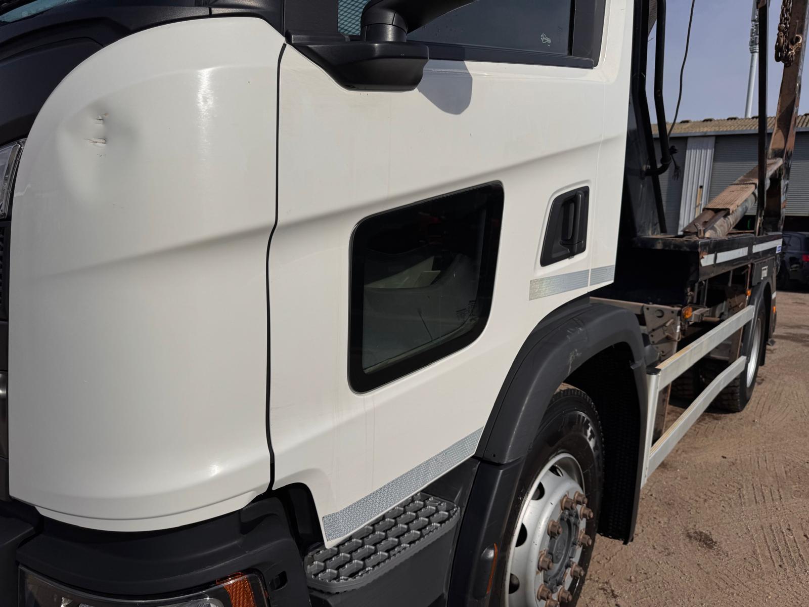2021 SCANIA P220XT SKIP LOADER - Image 14