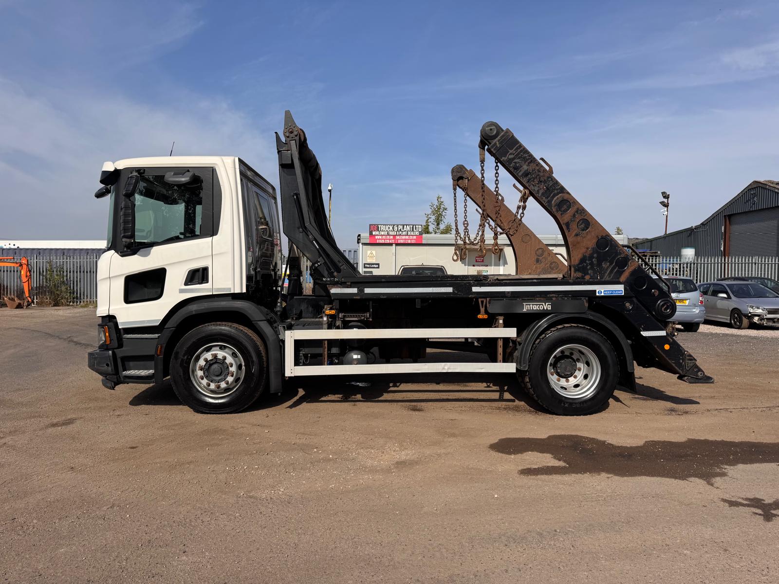 2021 SCANIA P220XT SKIP LOADER - Image 5