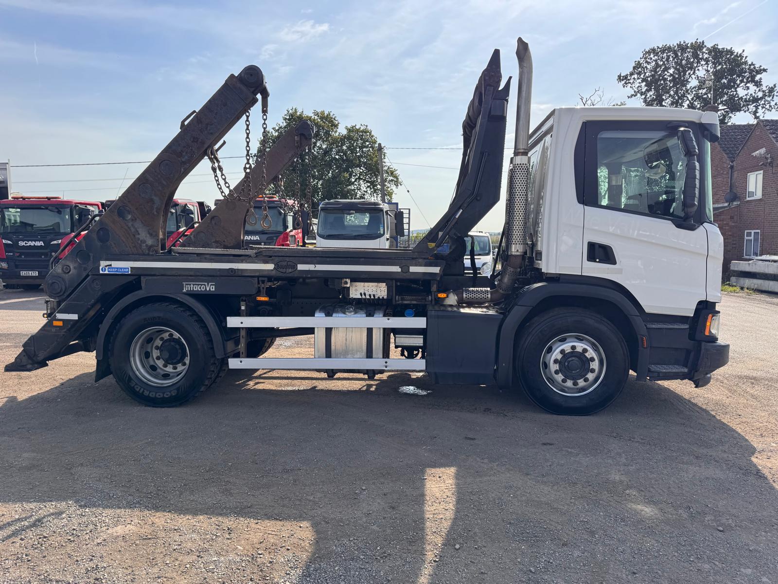 2021 SCANIA P220XT SKIP LOADER - Image 9