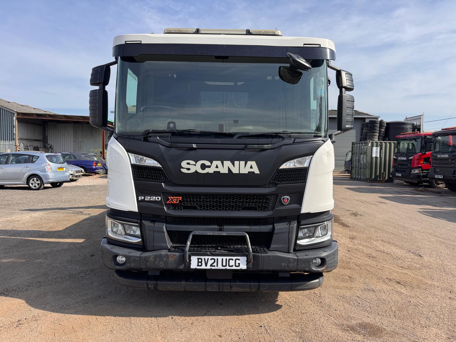 2021 SCANIA P220XT SKIP LOADER - Image 3