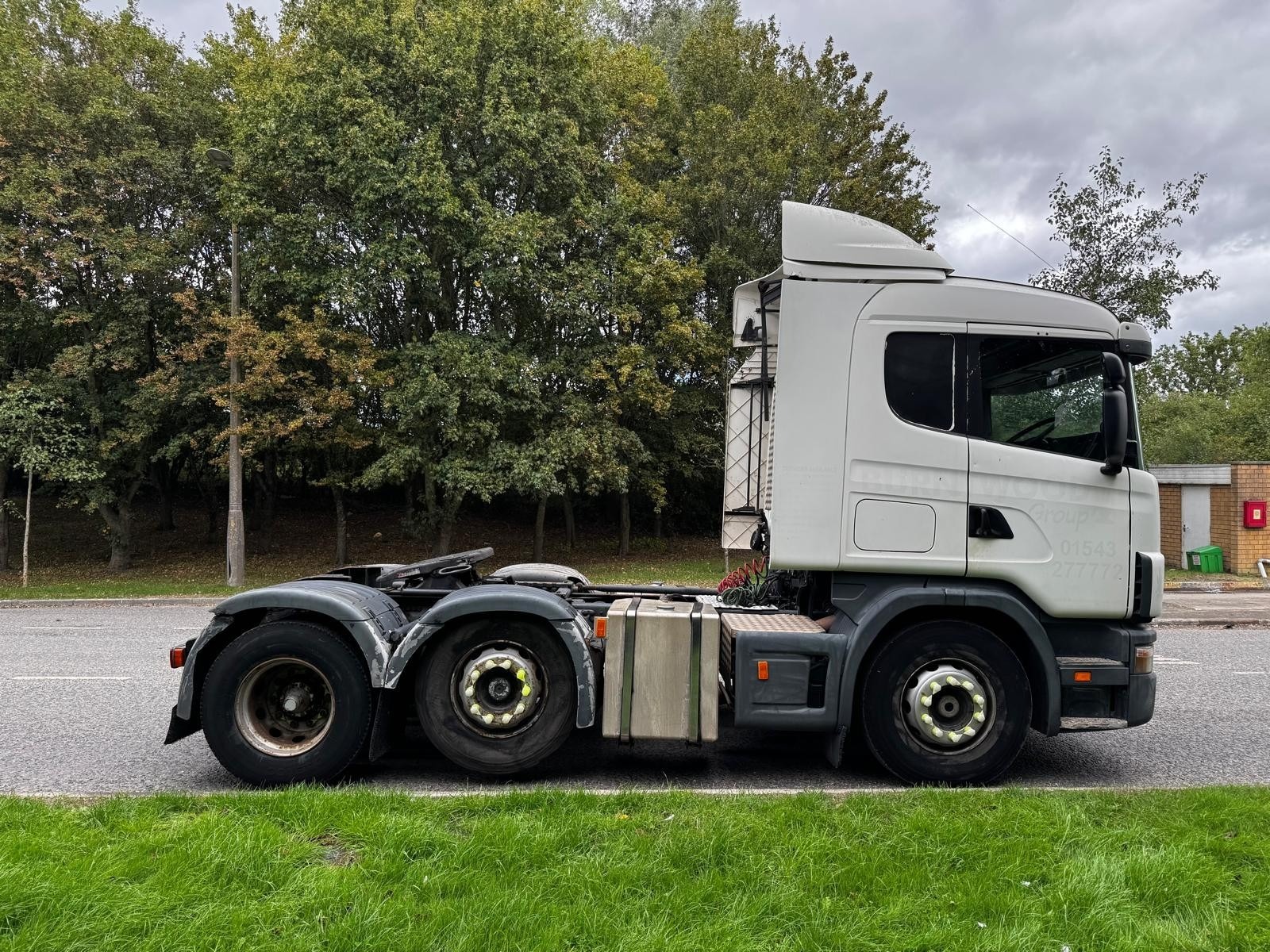 2000 Scania 124L 420 6X2 Mid Lift Axle PDE Engine Twin Steer Sliding 5th Wheel Manual Tractor Unit - X798HBE - Image 2