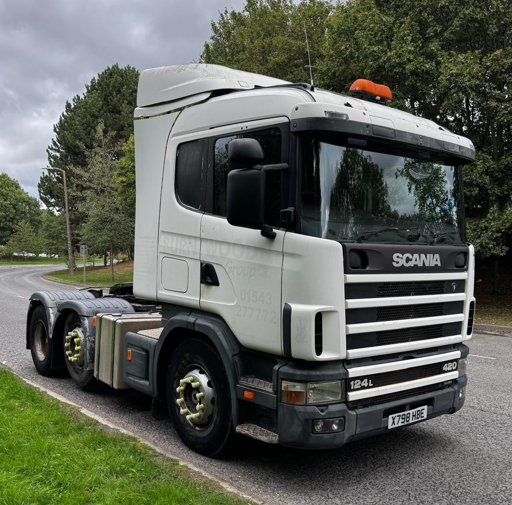 2000 Scania 124L 420 6X2 Mid Lift Axle PDE Engine Twin Steer Sliding 5th Wheel Manual Tractor Unit - X798HBE - Image 1