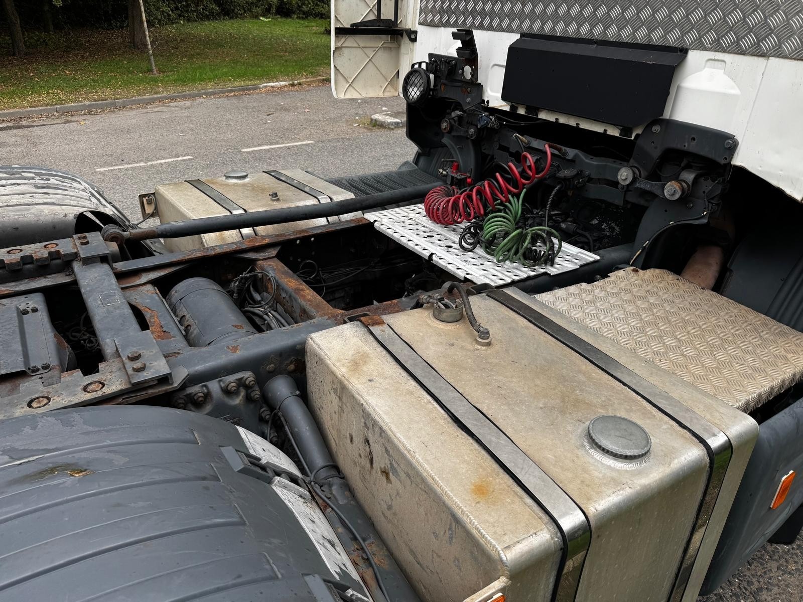 2000 Scania 124L 420 6X2 Mid Lift Axle PDE Engine Twin Steer Sliding 5th Wheel Manual Tractor Unit - X798HBE - Image 9