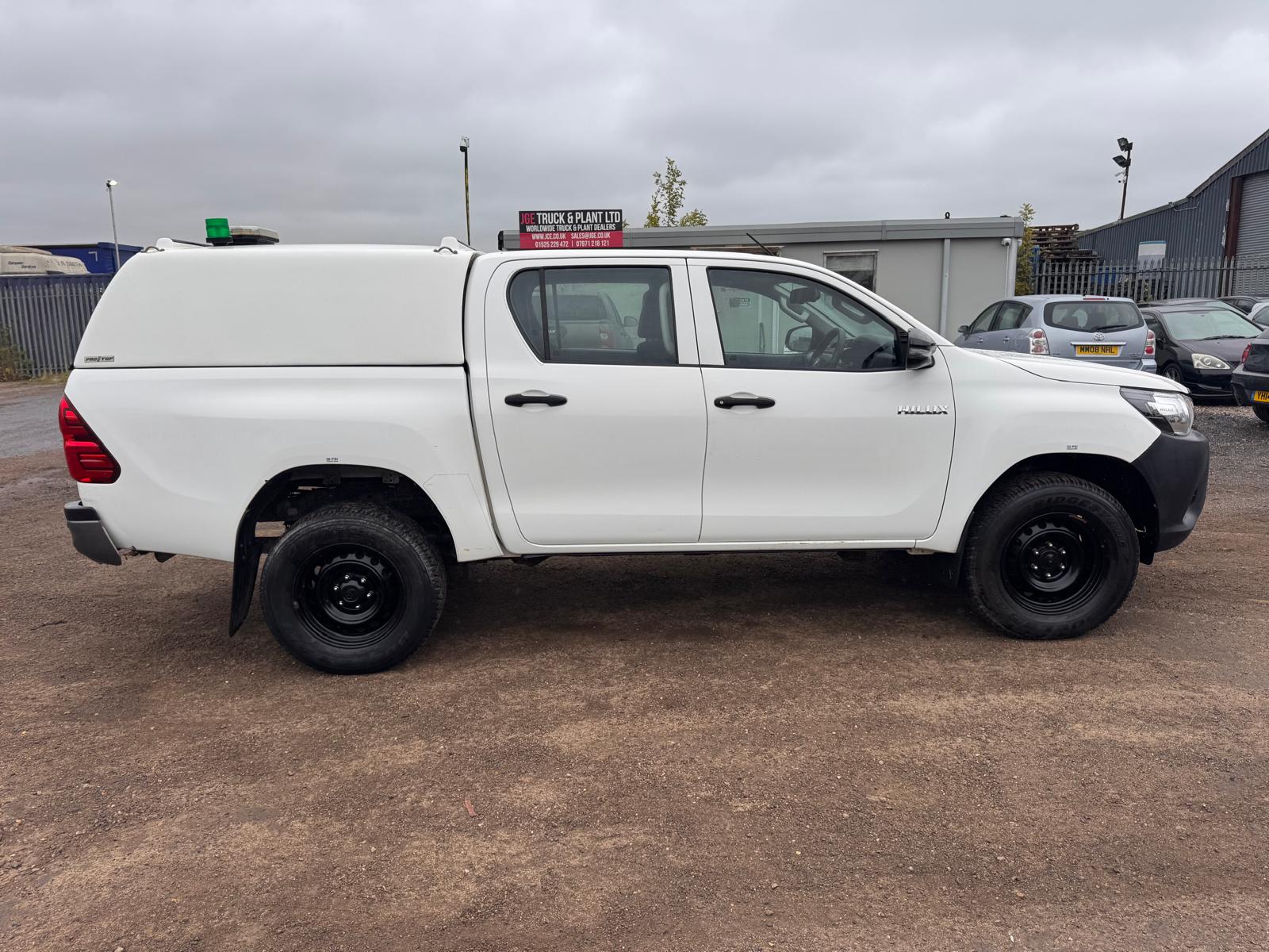 2018 TOYOTA HILUX 2.4L PICK UP - Image 9