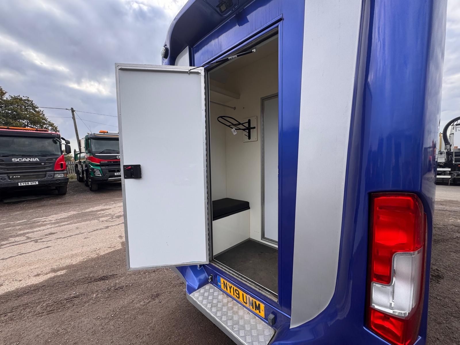 2019 PEUGEOT 2 HORSE HORSEBOX - Image 12