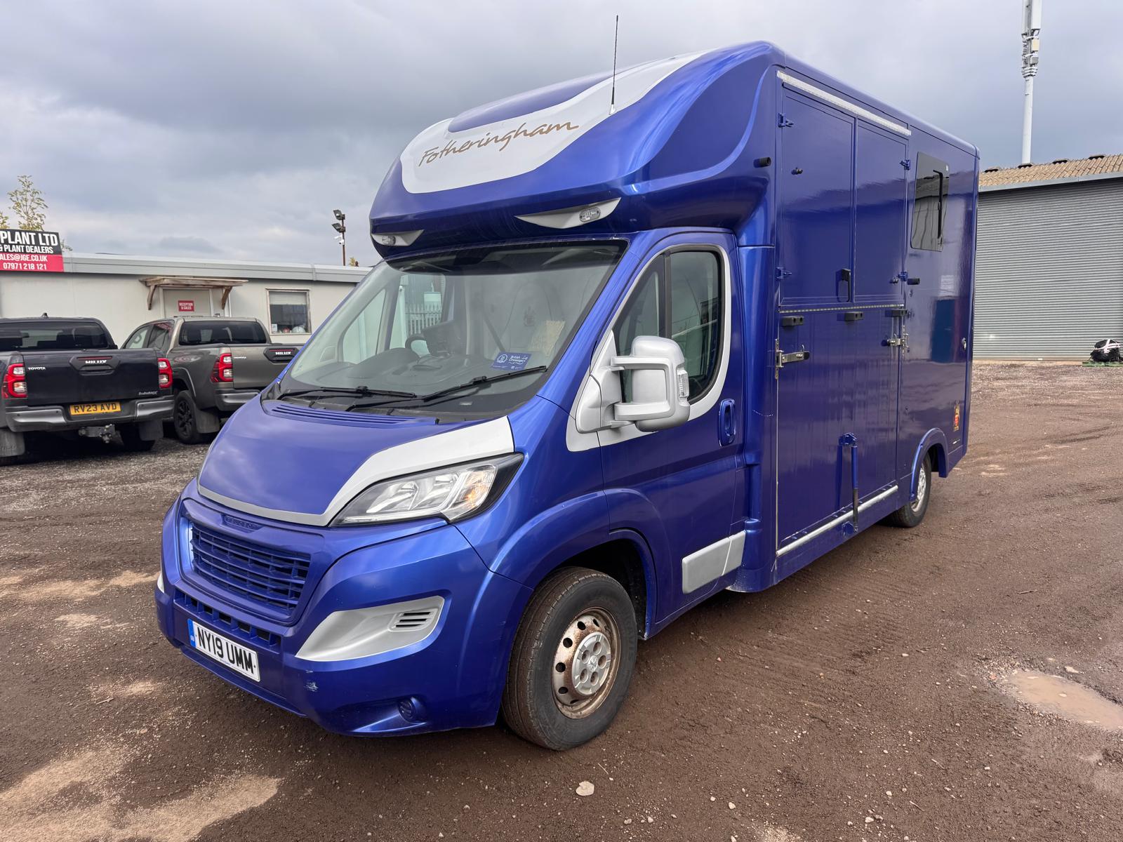 2019 PEUGEOT 2 HORSE HORSEBOX - Image 1