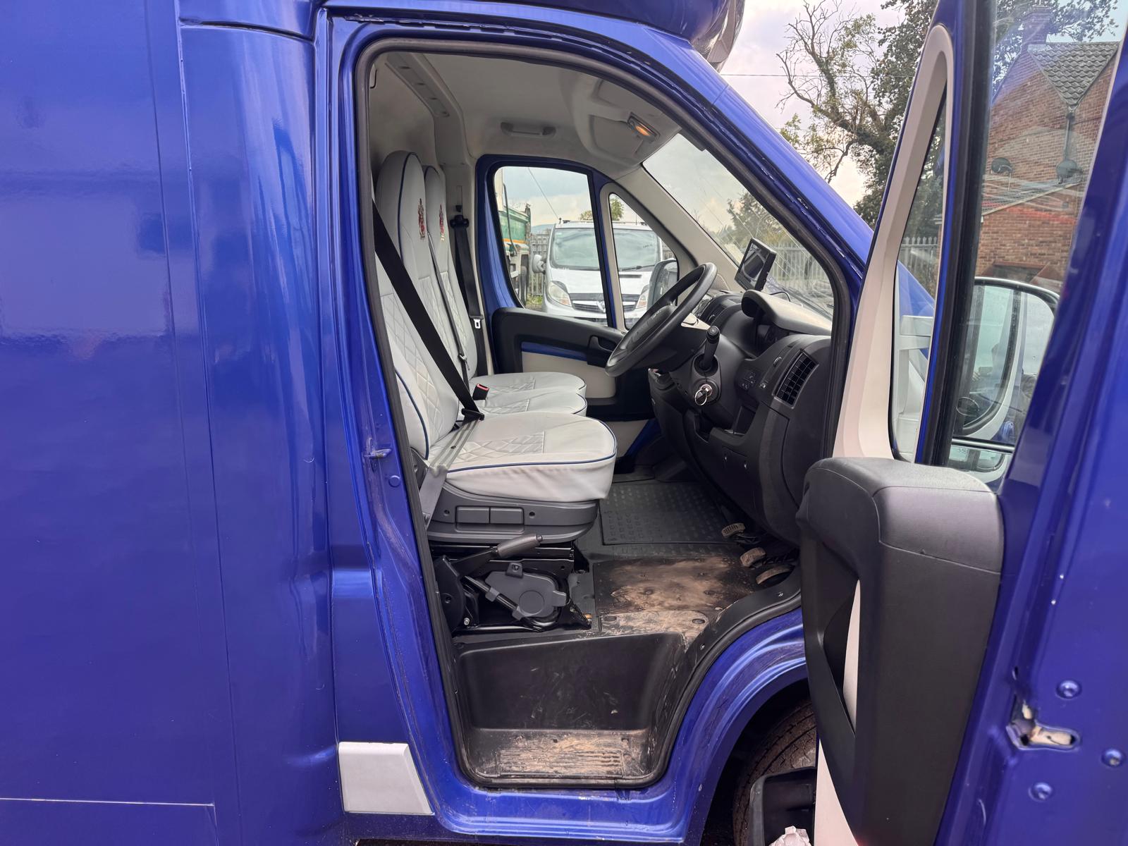 2019 PEUGEOT 2 HORSE HORSEBOX - Image 23