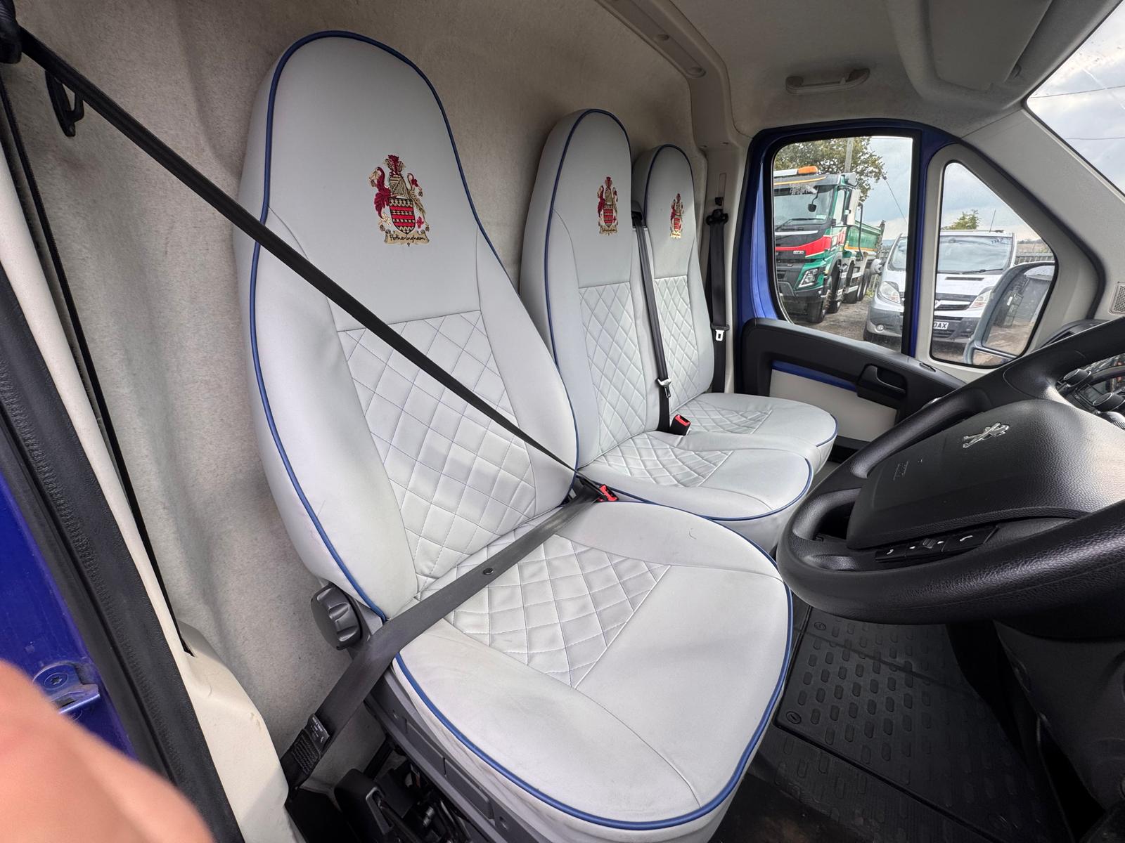 2019 PEUGEOT 2 HORSE HORSEBOX - Image 24