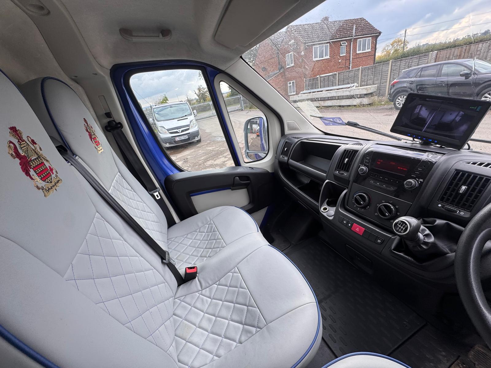 2019 PEUGEOT 2 HORSE HORSEBOX - Image 25