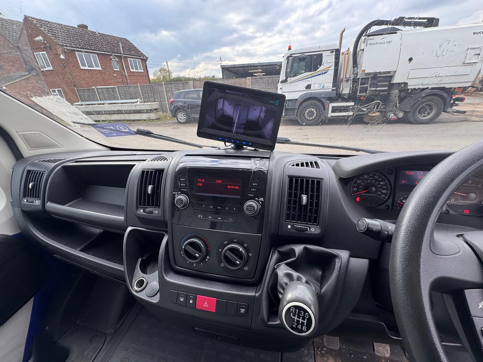 2019 PEUGEOT 2 HORSE HORSEBOX - Image 26