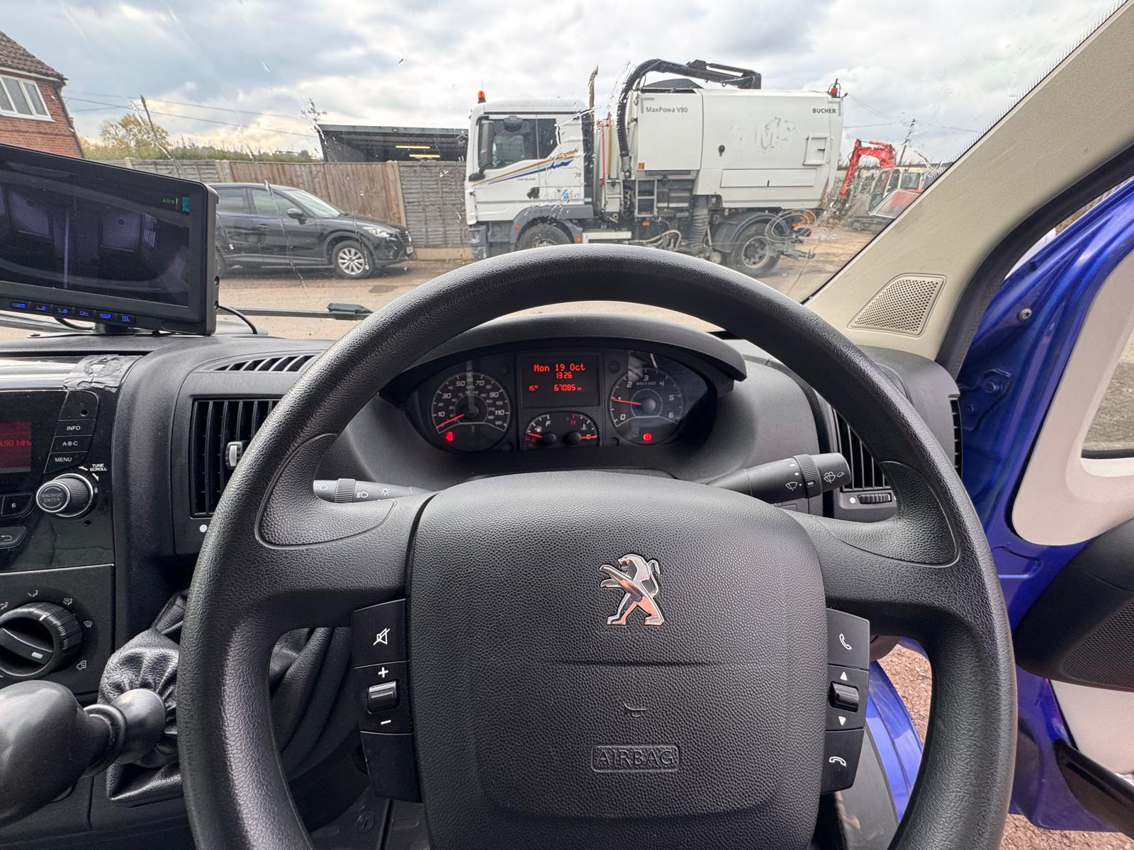 2019 PEUGEOT 2 HORSE HORSEBOX - Image 27
