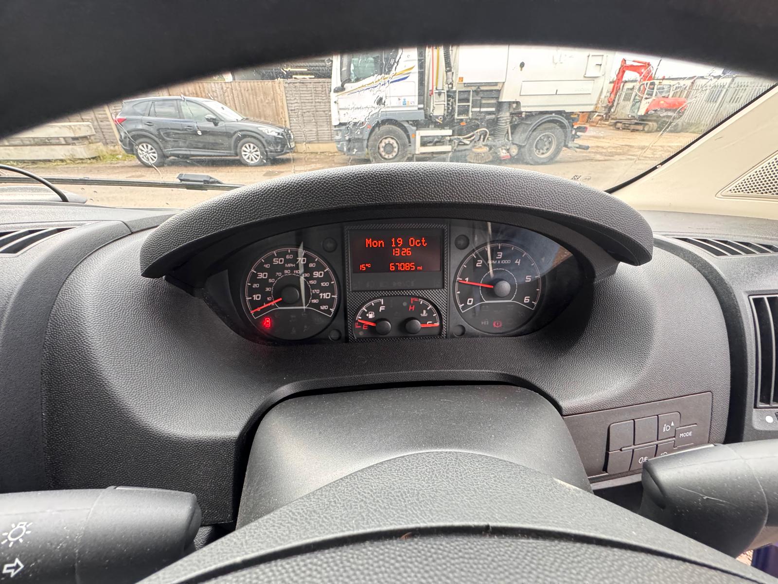 2019 PEUGEOT 2 HORSE HORSEBOX - Image 28