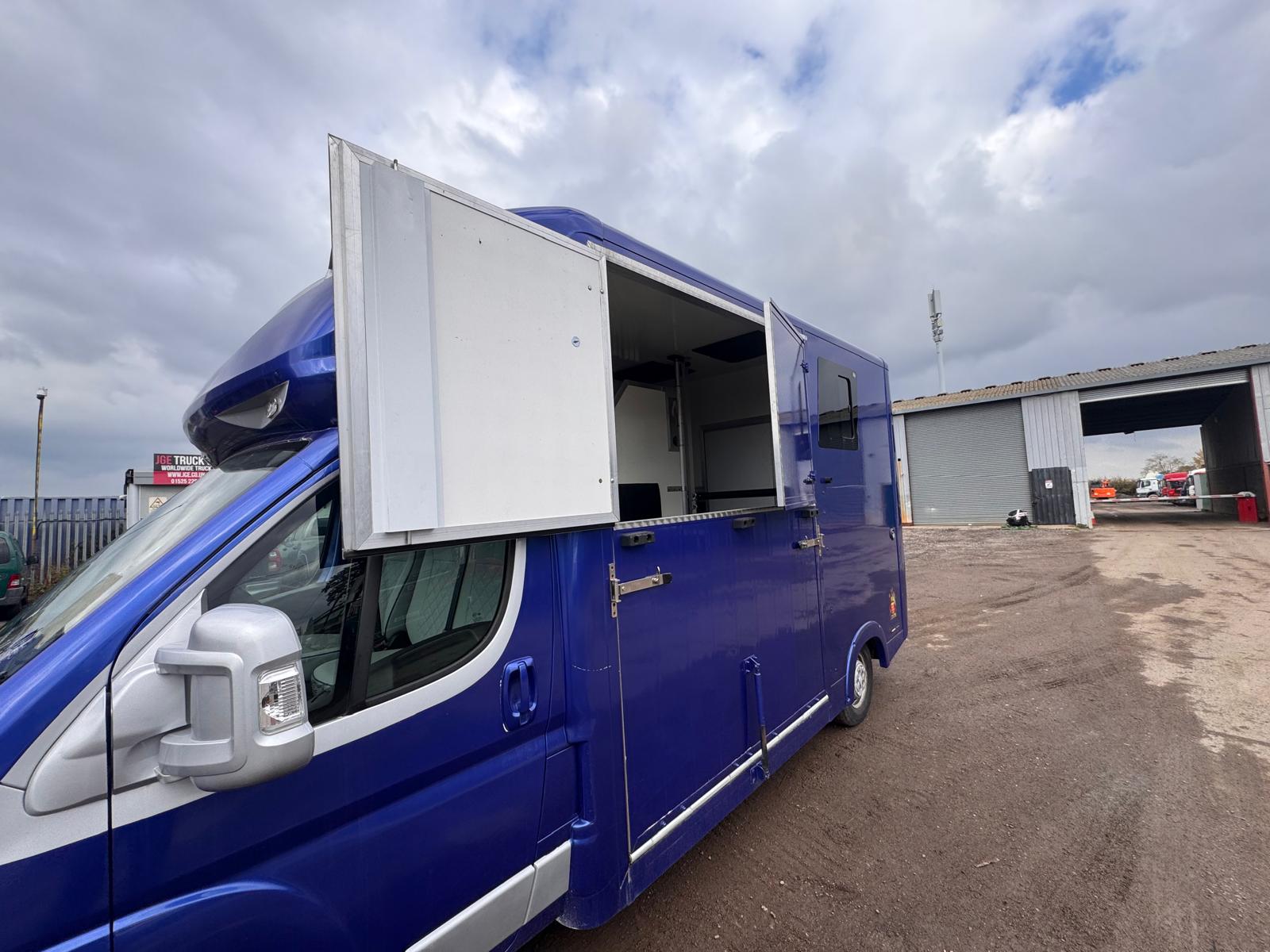 2019 PEUGEOT 2 HORSE HORSEBOX - Image 15