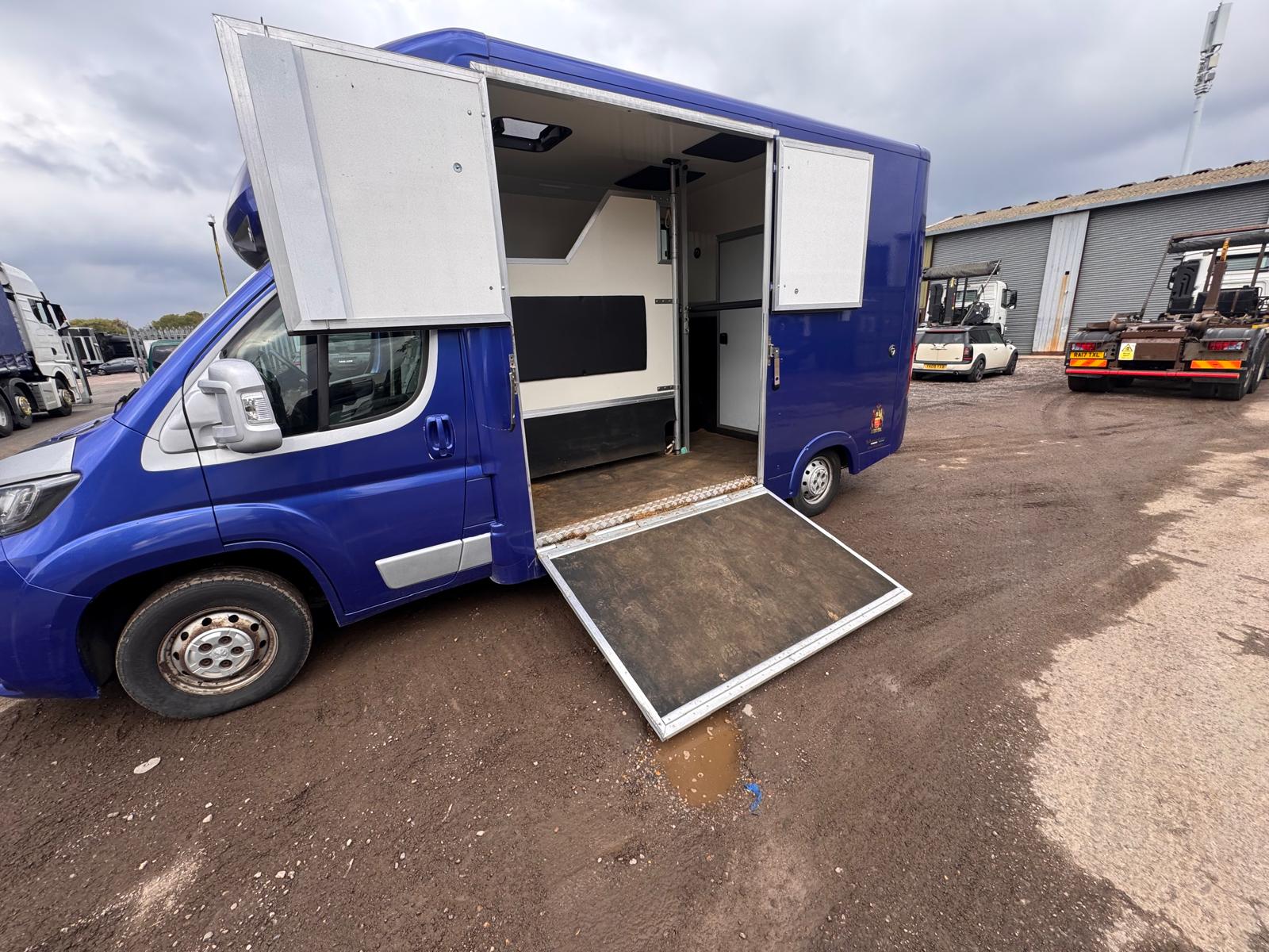 2019 PEUGEOT 2 HORSE HORSEBOX - Image 16