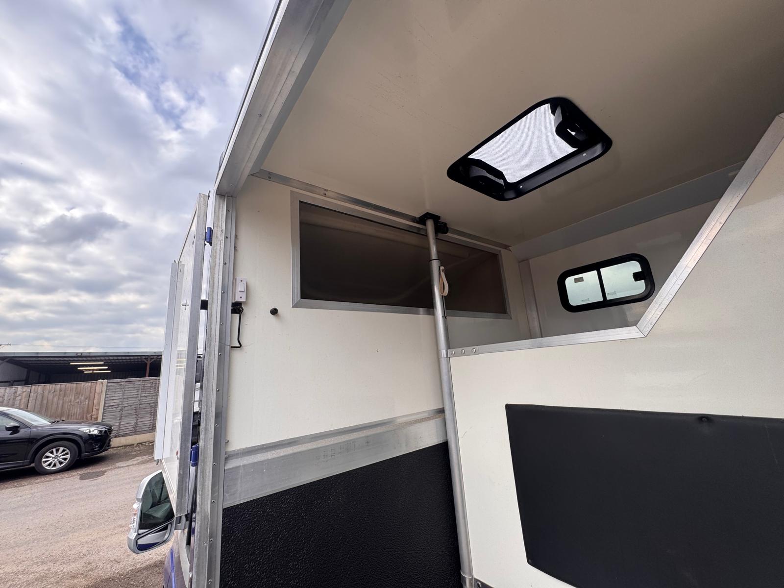 2019 PEUGEOT 2 HORSE HORSEBOX - Image 18