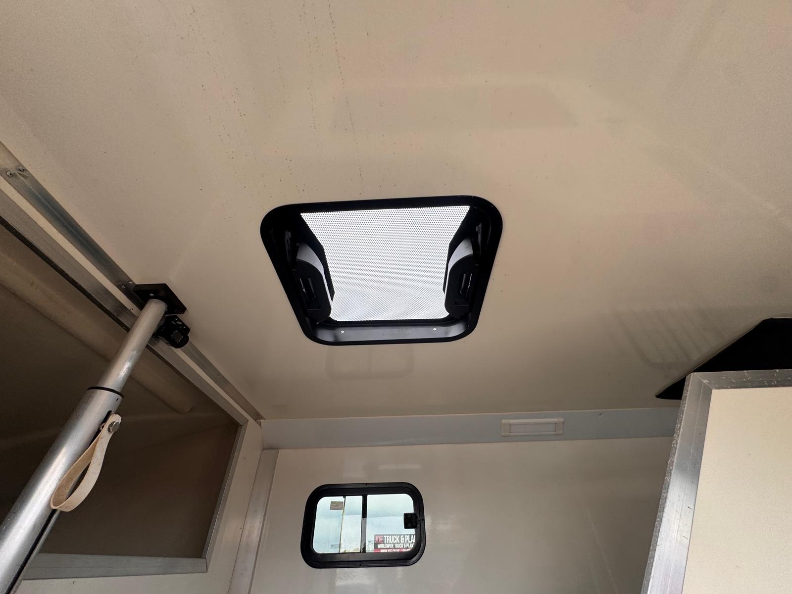 2019 PEUGEOT 2 HORSE HORSEBOX - Image 19