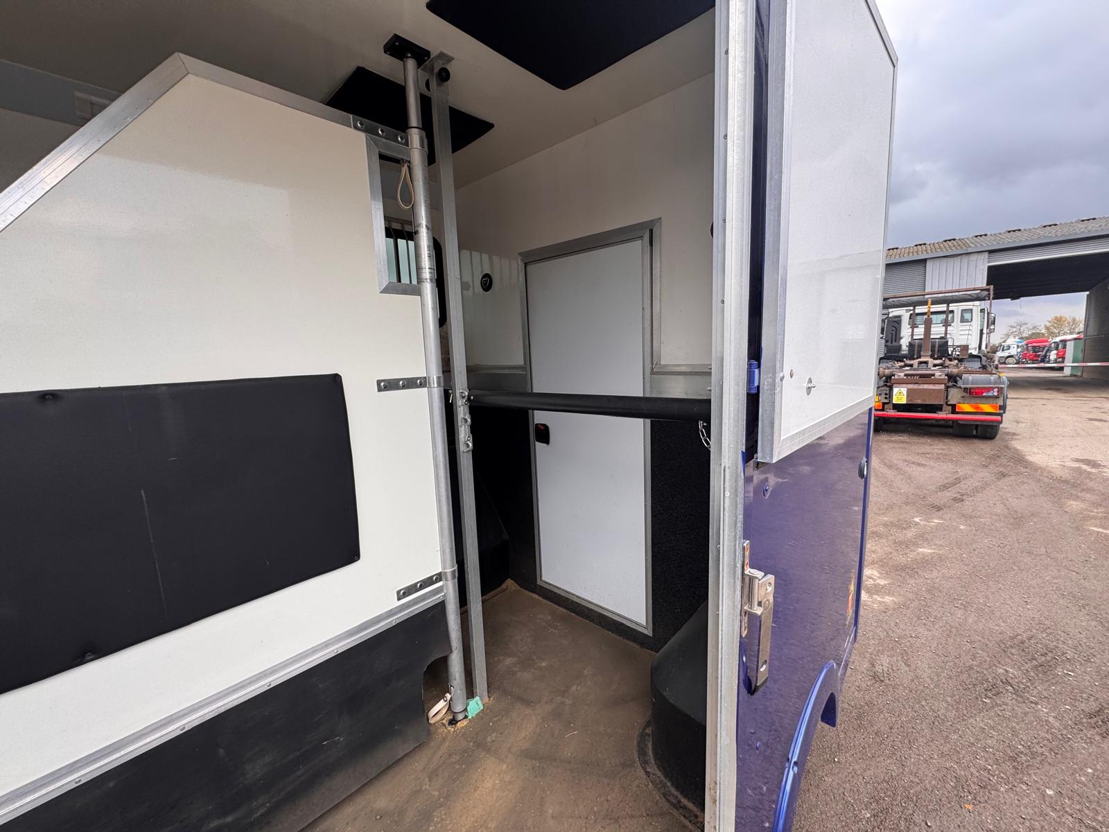 2019 PEUGEOT 2 HORSE HORSEBOX - Image 20