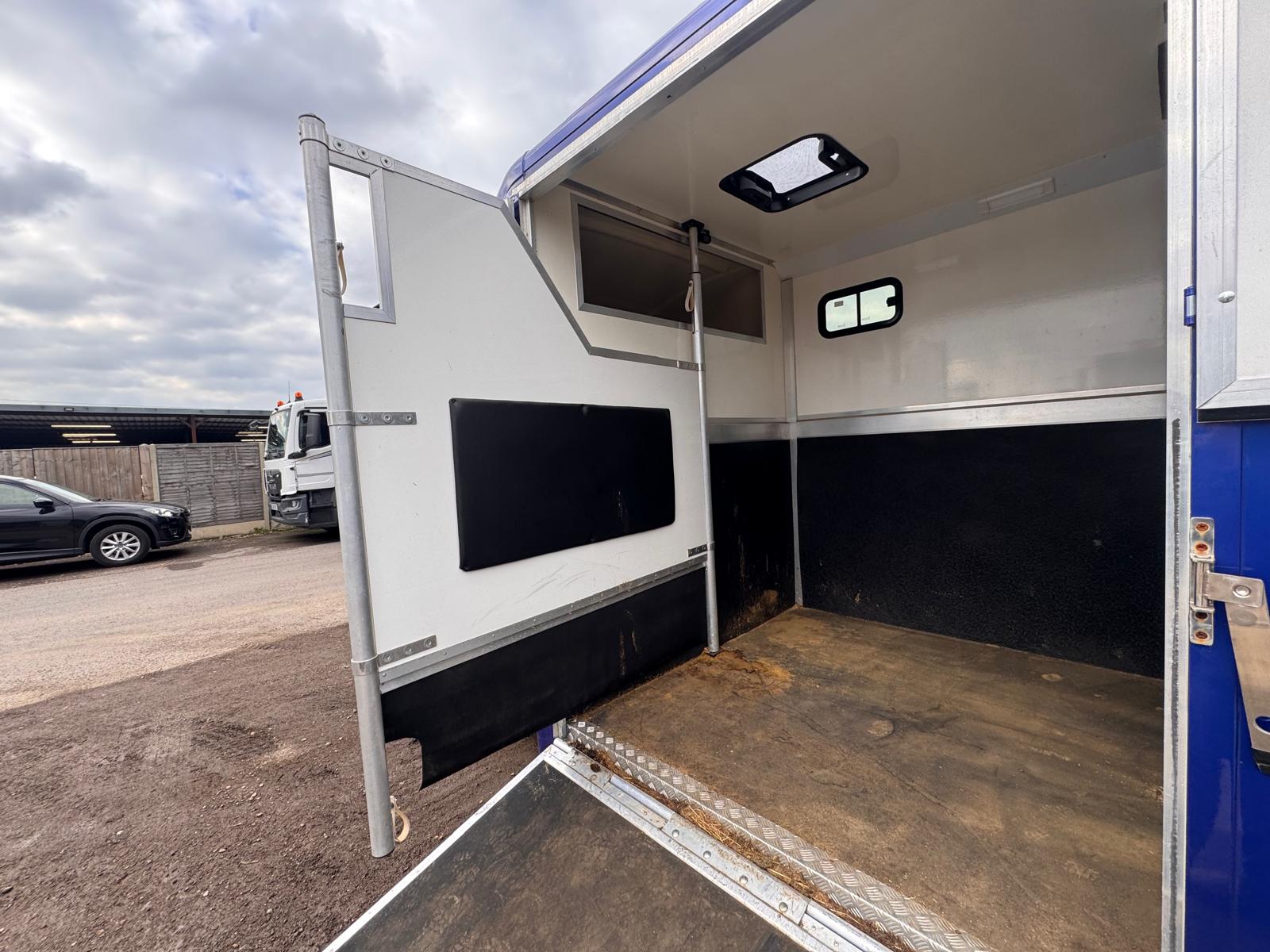 2019 PEUGEOT 2 HORSE HORSEBOX - Image 21