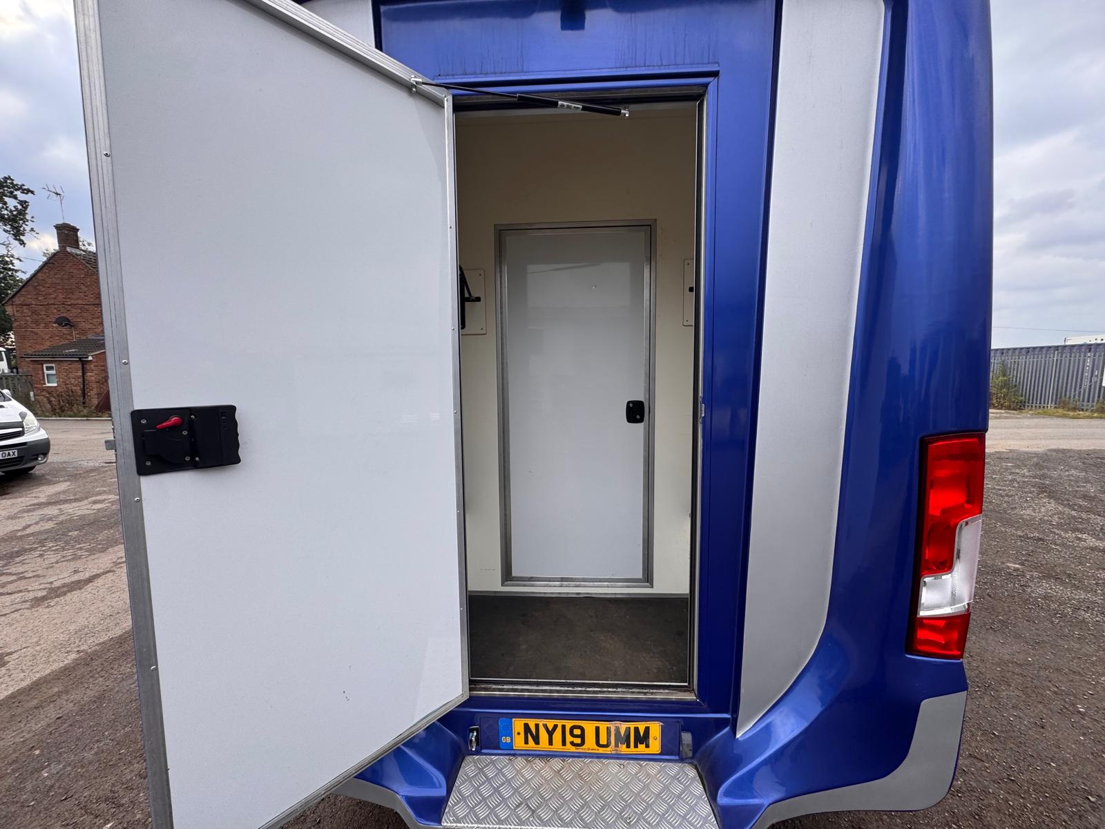 2019 PEUGEOT 2 HORSE HORSEBOX - Image 11