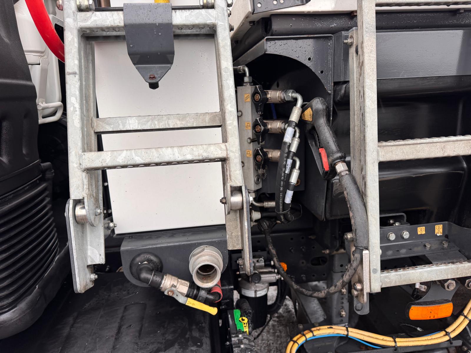 2023 MAN TGM 18.250 ROAD SWEEPER - Image 12