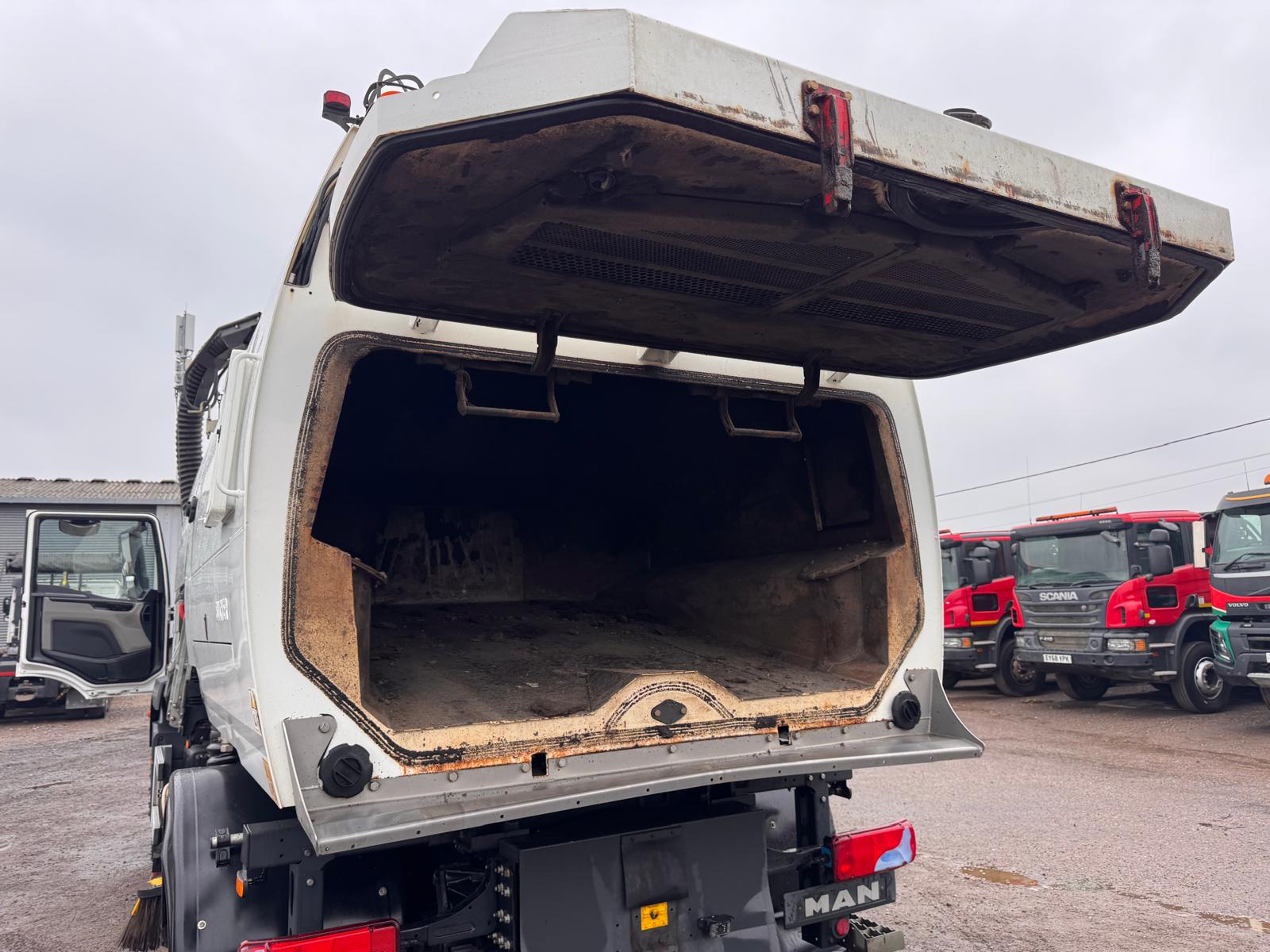 2023 MAN TGM 18.250 ROAD SWEEPER - Image 13