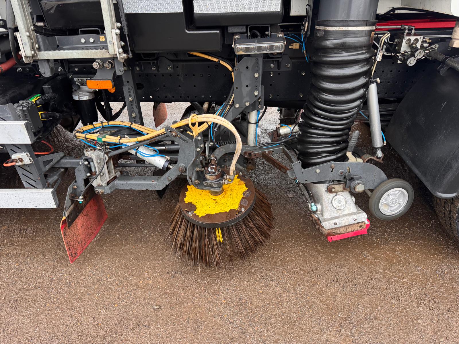 2023 MAN TGM 18.250 ROAD SWEEPER - Image 11