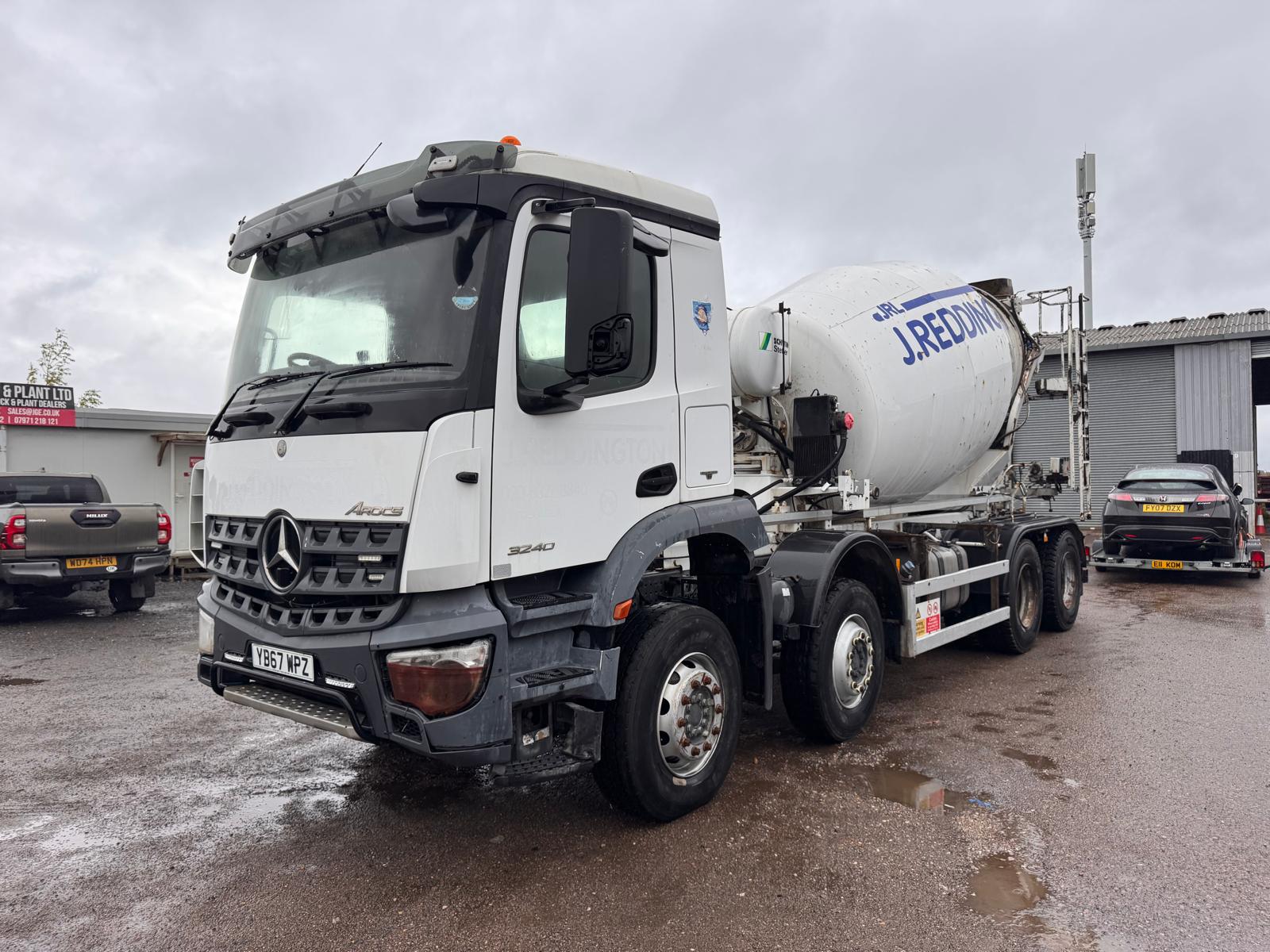 2017 MERCEDES 3240 CEMENT MIXER - Image 2