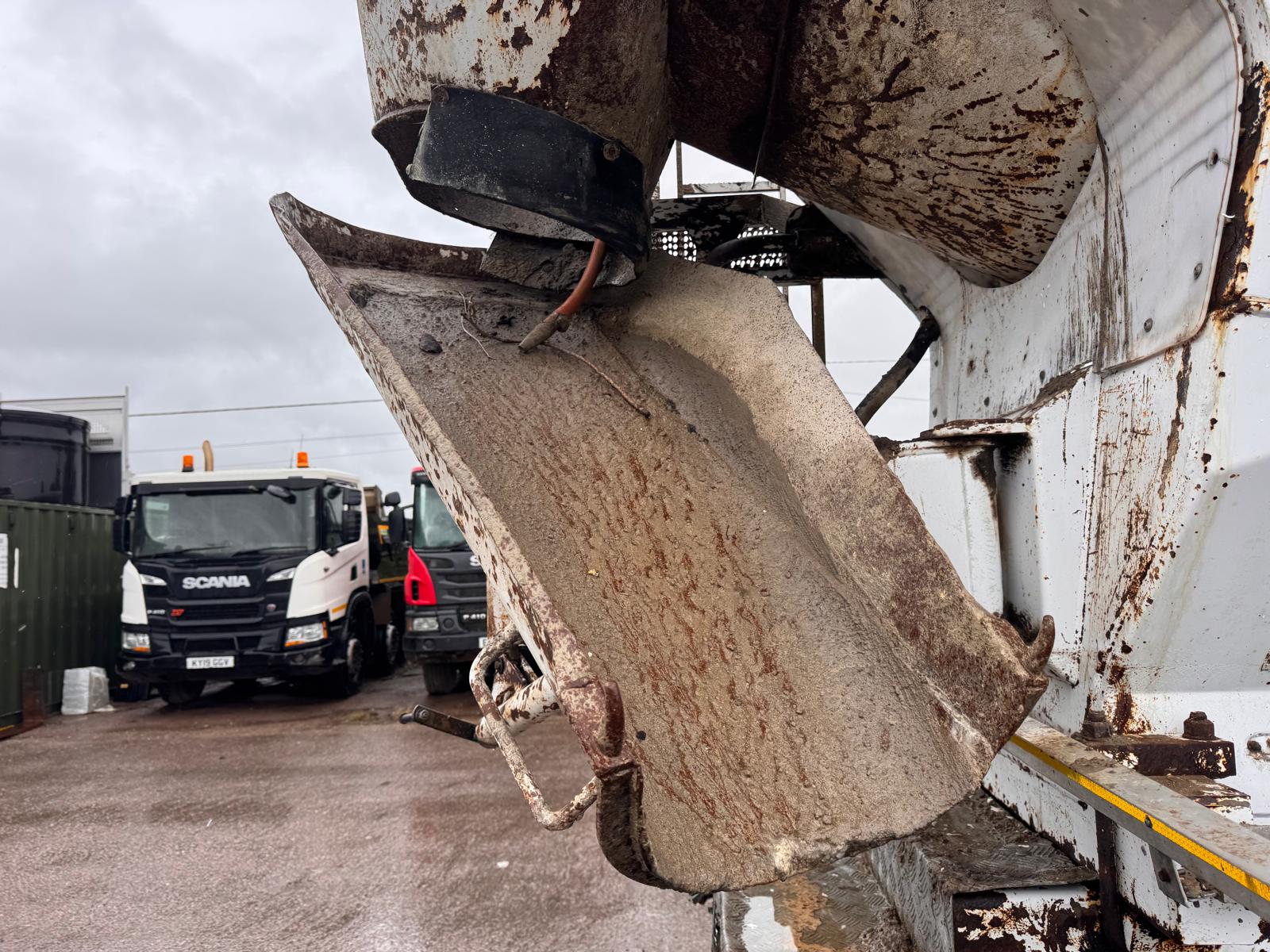 2017 MERCEDES 3240 CEMENT MIXER - Image 14