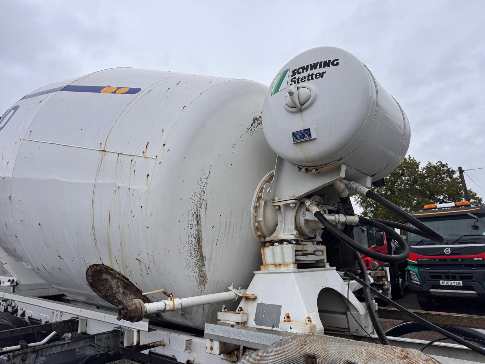 2017 MERCEDES 3240 CEMENT MIXER - Image 16