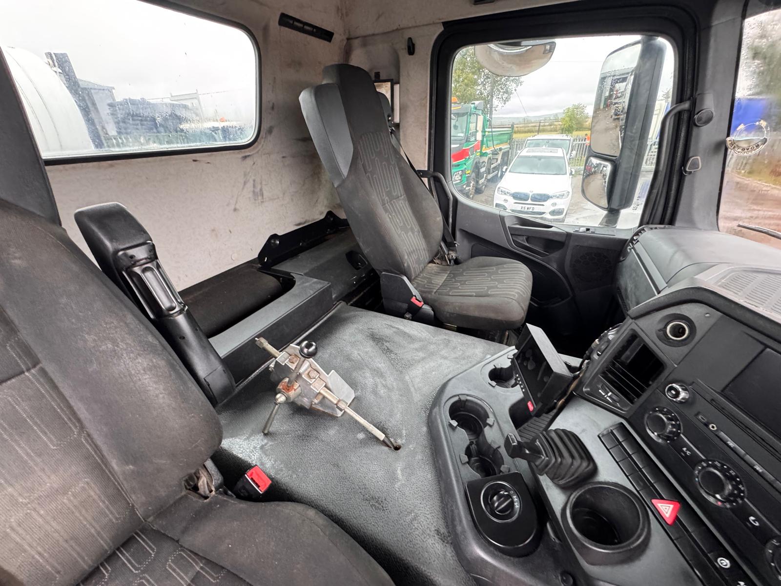 2017 MERCEDES 3240 CEMENT MIXER - Image 20