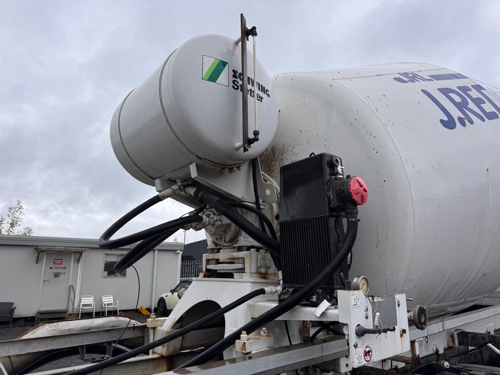 2017 MERCEDES 3240 CEMENT MIXER - Image 10