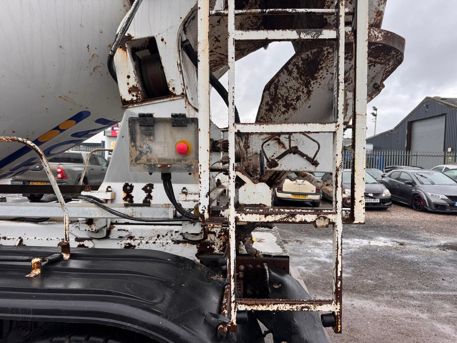 2017 MERCEDES 3240 CEMENT MIXER - Image 12
