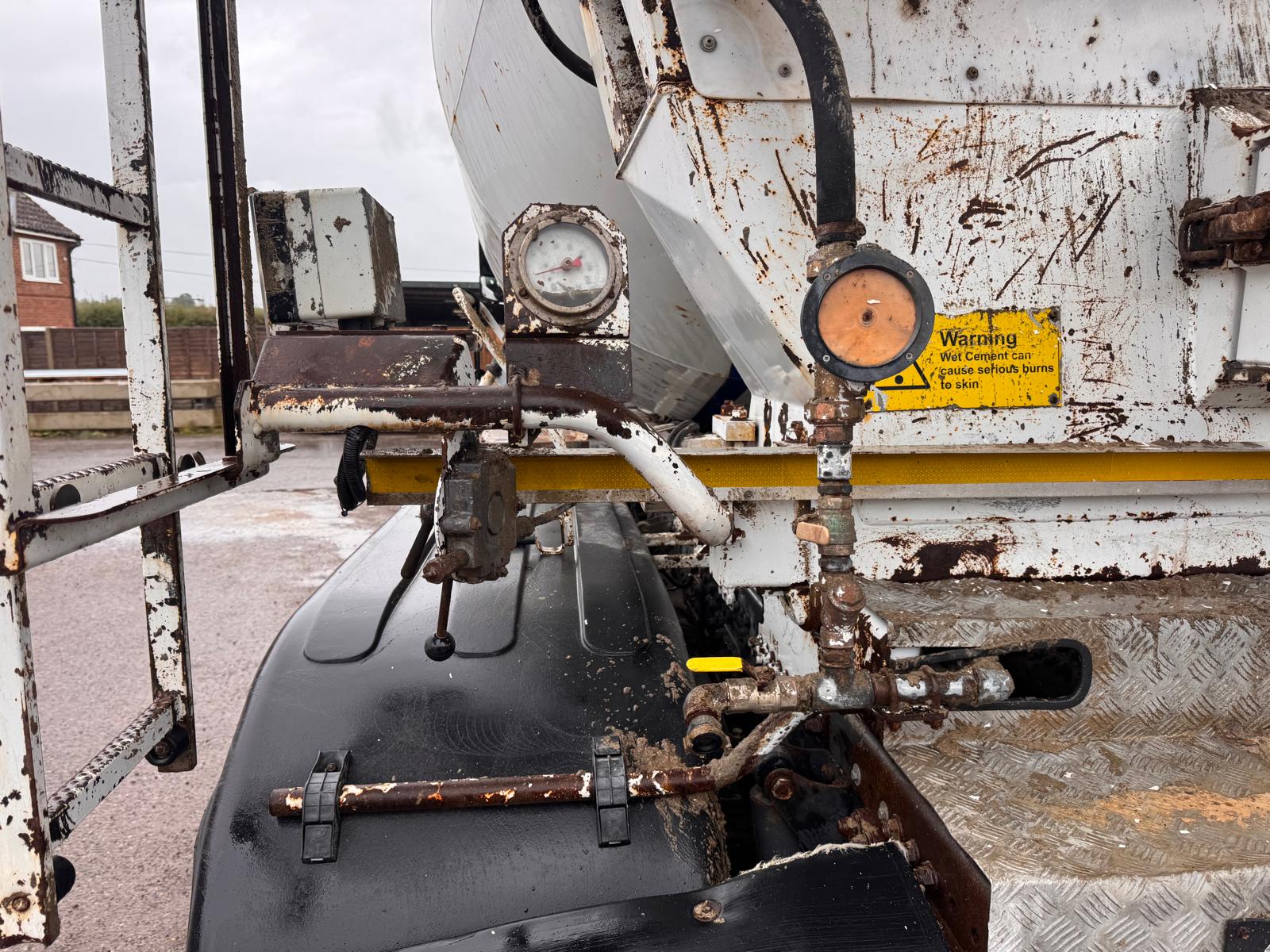 2017 MERCEDES 3240 CEMENT MIXER - Image 13