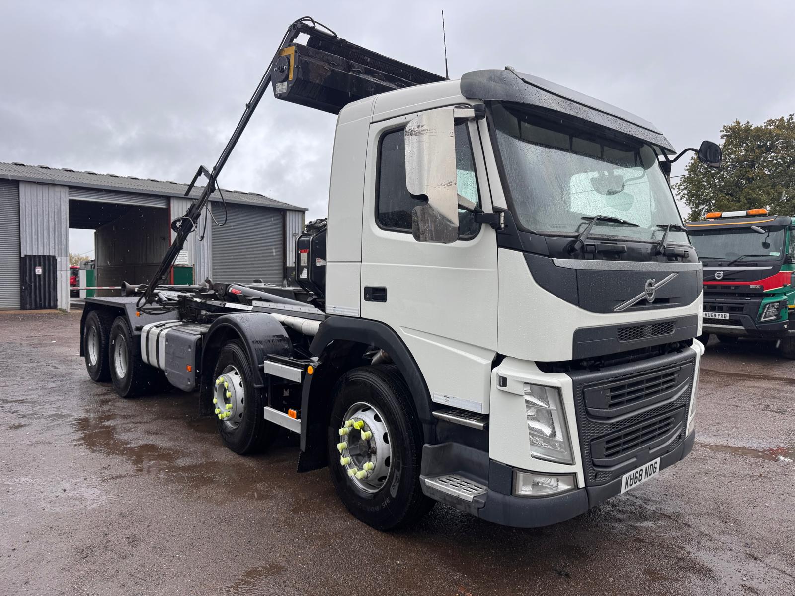 2018 VOLVO FM410 HOOK LOADER - Image 2