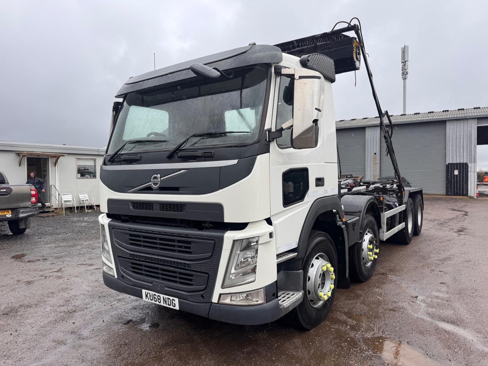 2018 VOLVO FM410 HOOK LOADER - Image 4