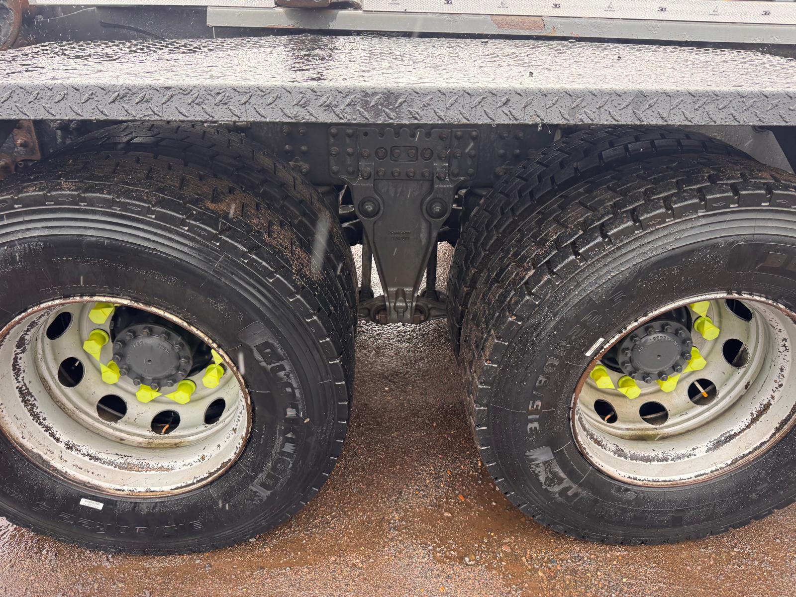 2018 VOLVO FM410 HOOK LOADER - Image 11