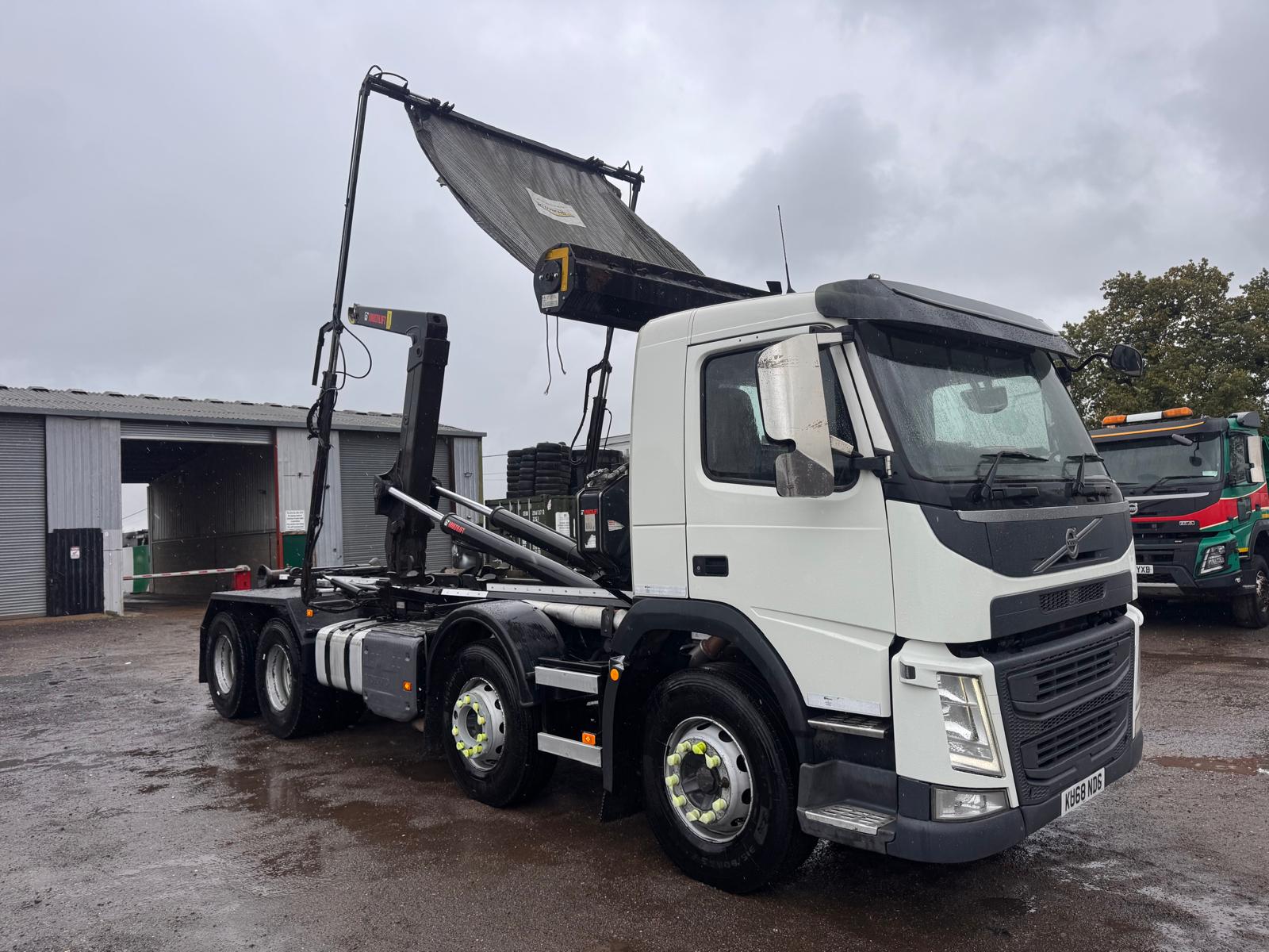 2018 VOLVO FM410 HOOK LOADER - Image 1